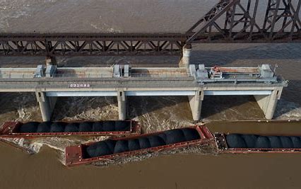 Twenty-Six Barges Damage Bridges and a Dam on the Ohio River – Def-Con News